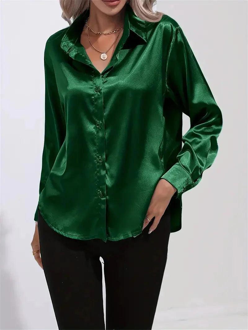 Damen Bluse aus Satin mit eleganten Knöpfen, weiches Material, schlichte Eleganz im klassischen Schnitt.