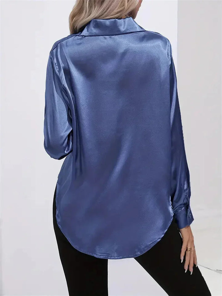 Damen Bluse aus Satin mit eleganten Knöpfen, glänzender Stoff, schlichte Eleganz, ideal für Alltag und besondere Anlässe.
