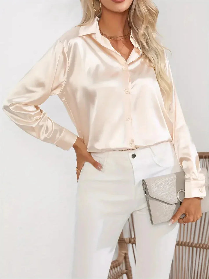 Damen Bluse aus satinierter Baumwolle mit eleganten Knöpfen und lässigem Schnitt für einen femininen Look.