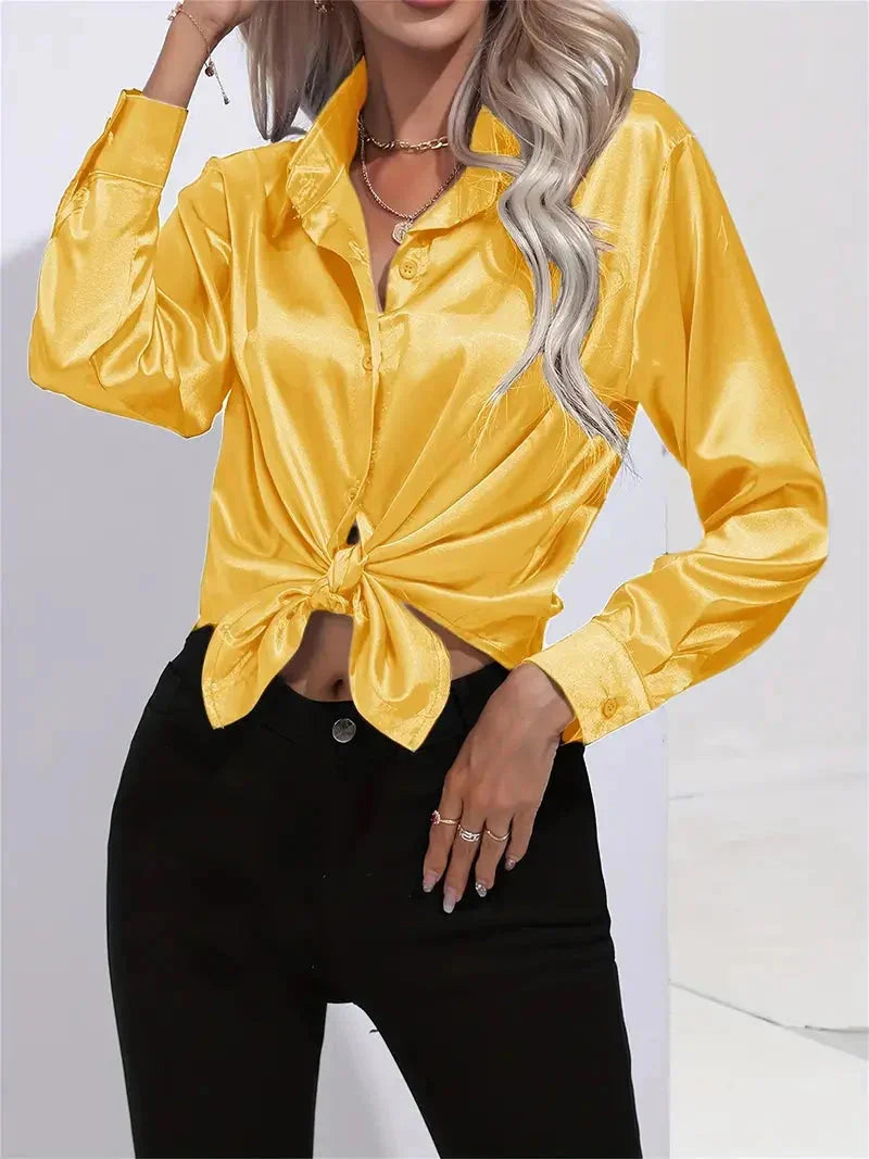 Damen Bluse aus Satin, mit eleganten Knöpfen, schimmerndem Finish und lässigem Schnitt für einen stilvollen Look.