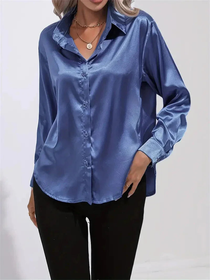 Damen Bluse aus Satin mit eleganten Knöpfen, schmeichelnder Schnitt und glänzender Oberfläche in modernem Stil.