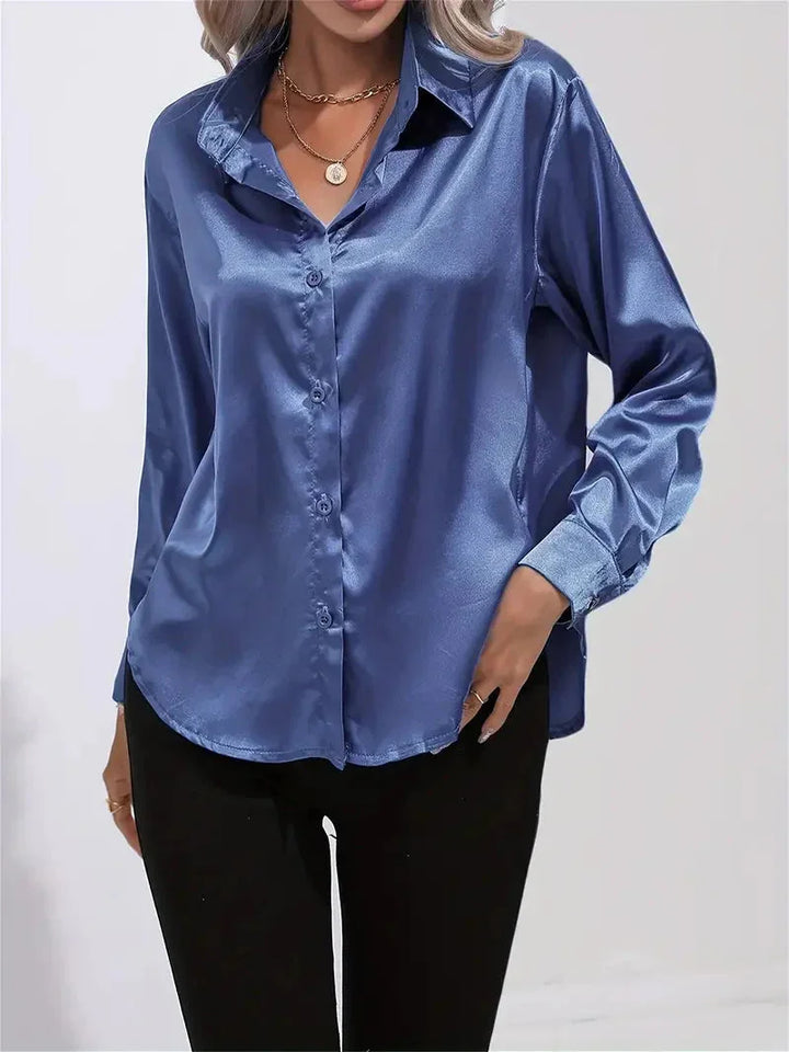Damen Bluse aus Satin mit eleganten Knöpfen, schmeichelnder Schnitt und glänzender Oberfläche in modernem Stil.