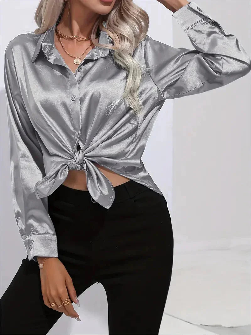 Damen Bluse aus Satin mit eleganten Knöpfen, schmales Design, weicher Stoff, ideale Wahl für formelle Anlässe.