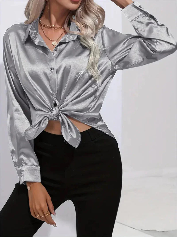 Damen Bluse aus Satin mit eleganten Knöpfen, schmales Design, weicher Stoff, ideale Wahl für formelle Anlässe.