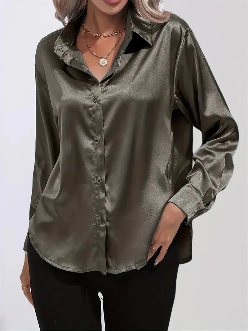 Elegante Damen Bluse aus Satin mit feinen Knöpfen und fließendem Schnitt, ideal für schicke Anlässe.
