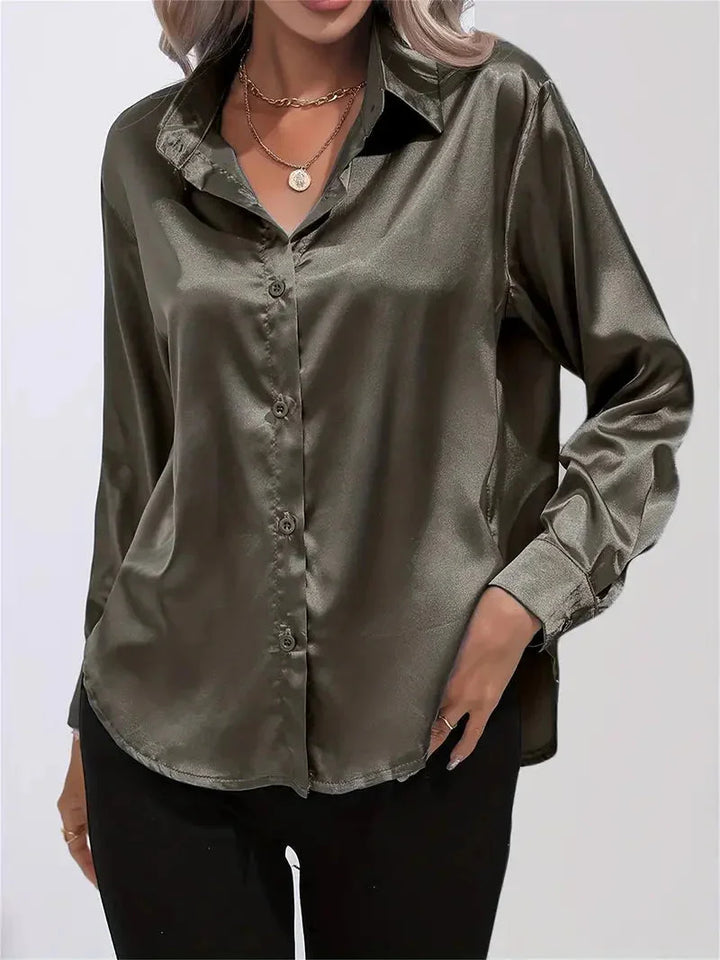Elegante Damen Bluse aus Satin mit feinen Knöpfen und fließendem Schnitt, ideal für schicke Anlässe.