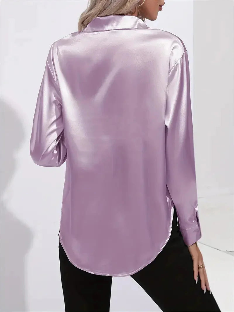 Damen Bluse aus Satin mit eleganten Knöpfen, weichem Griff und modernem Schnitt für vielseitige Anlässe.