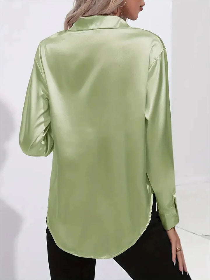 Damen Bluse aus Satin mit eleganten Knöpfen, glatter Oberfläche und klassischem Schnitt für vielseitige Anlässe.