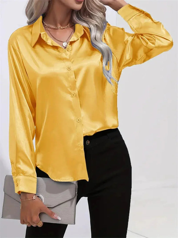 Damen Bluse aus Satin, elegante Knöpfe, fließender Schnitt, ideal für formelle Anlässe und gepflegte Outfits.