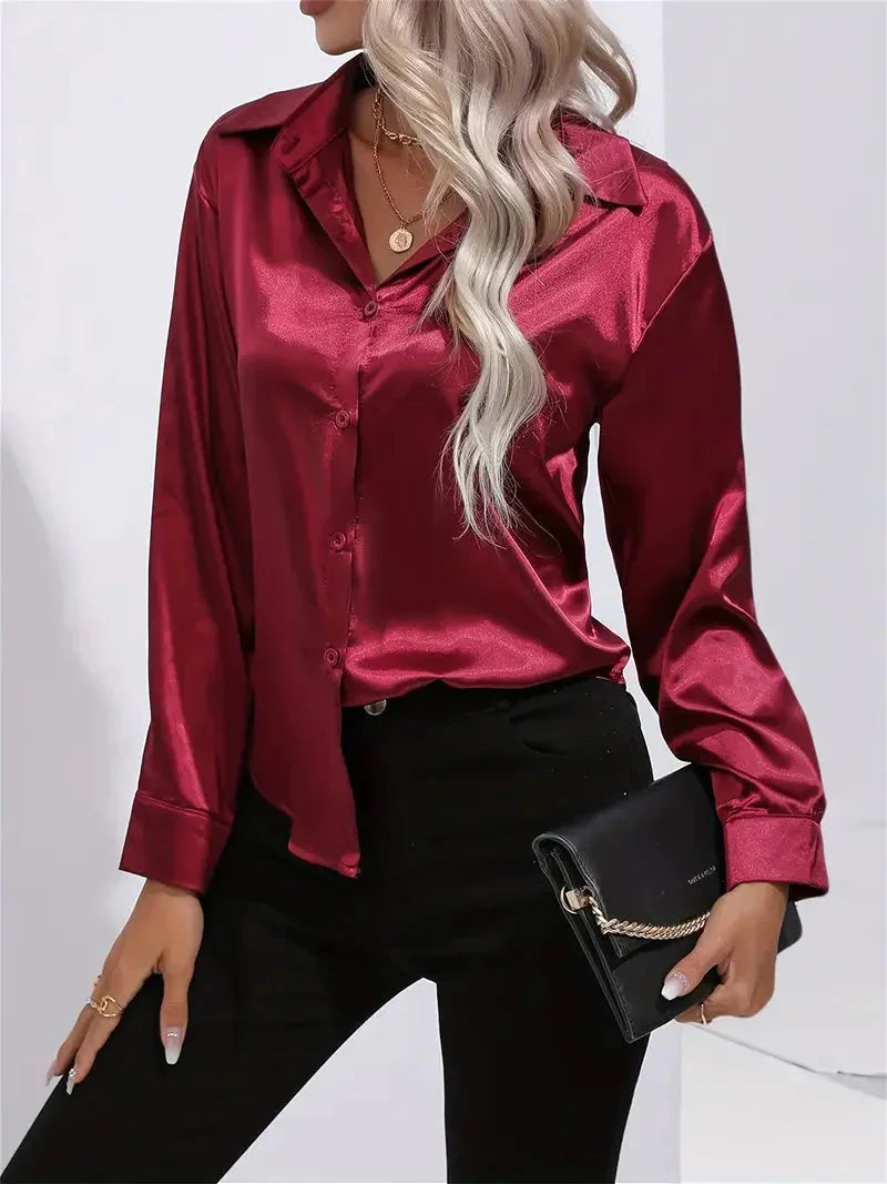 Damen Bluse aus Satin mit eleganten Knöpfen, weich im Griff und glänzender Oberfläche, ideal für elegante Anlässe.