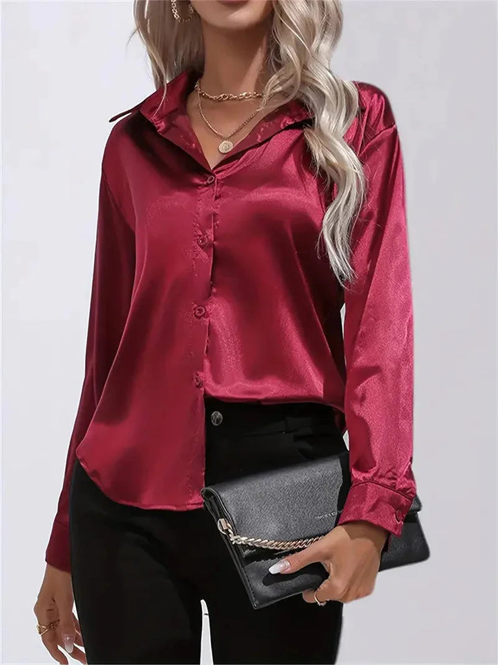 Damen Bluse aus Satin mit eleganten Knöpfen, fließendem Stoff und klassischem Schnitt für einen schicken Look.