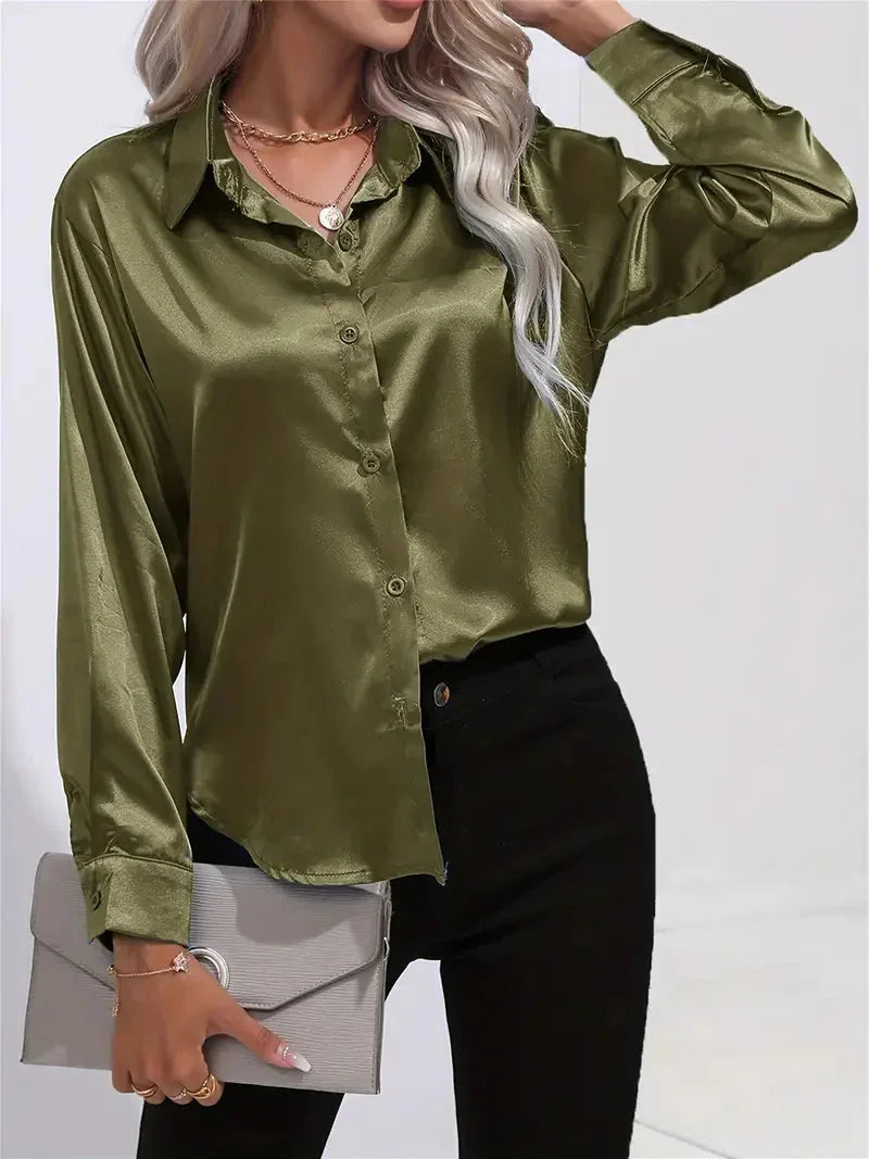 Damen Bluse aus Satin mit eleganten Knöpfen, sanfter Glanz, figurbetonte Passform und klassische Langärmel.