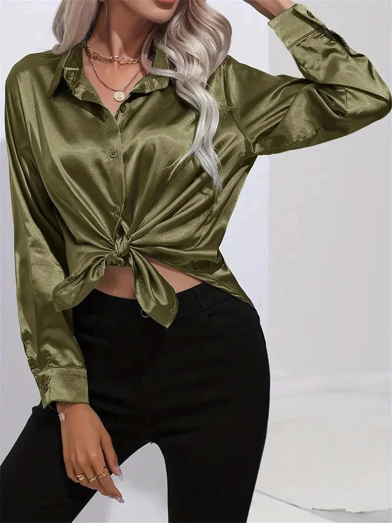 Damen Bluse aus Satin mit eleganten Knöpfen, weich im Griff, schlichte Eleganz, ideale Wahl für formelle Anlässe.