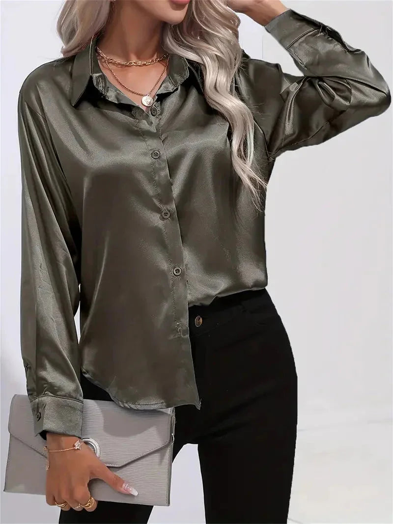 Dunkelgraue Satin-Bluse für Damen mit eleganten Knöpfen und einem fließenden Schnitt für komfortable Passform.