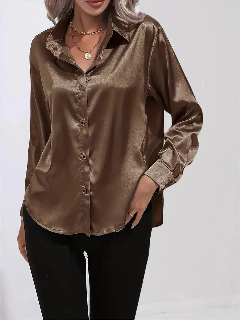 Damen Bluse aus Satin in Dunkelkhaki mit eleganten Knöpfen und zeitlosem, schlichtem Design für einen stilvollen Look.