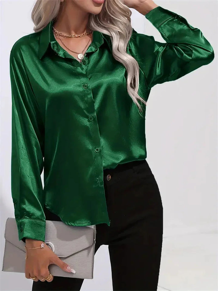 Grüne Damenbluse aus Satin mit eleganten Knöpfen und schlichten Design, ideal für formelle Anlässe oder den Alltag.