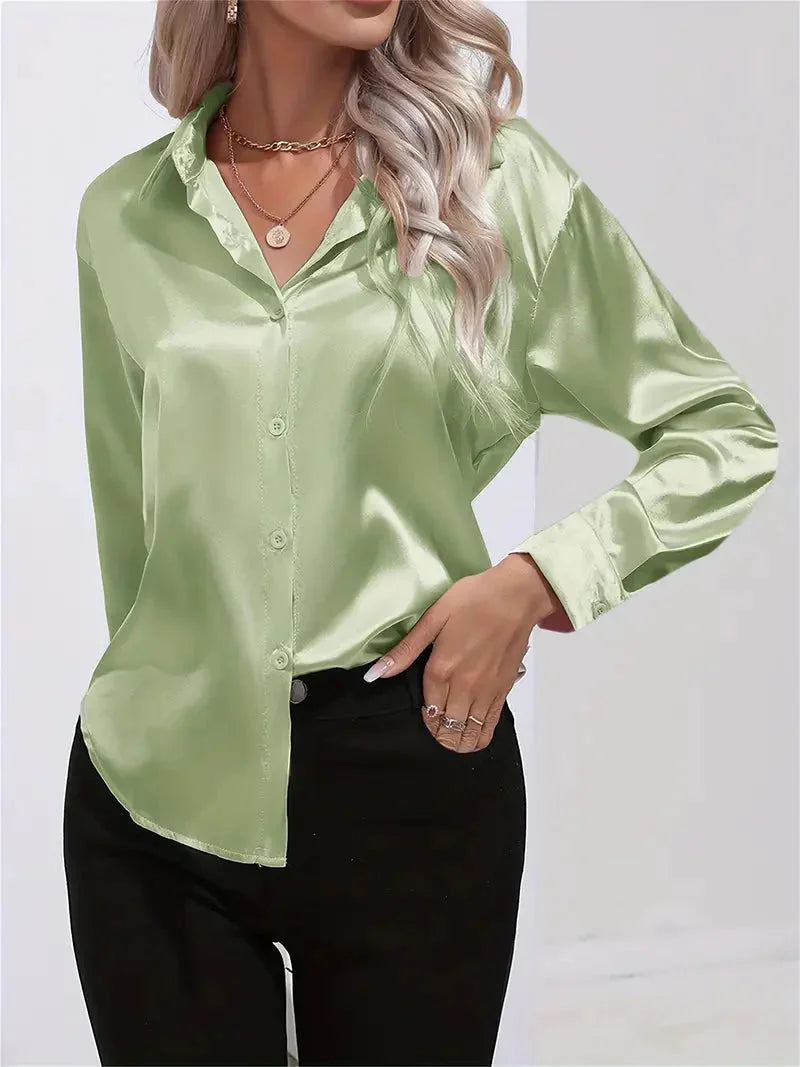 Hellgrüne Damen Bluse aus Satin mit eleganten Knöpfen und feinem Glanz, ideal für legere und schicke Anlässe.