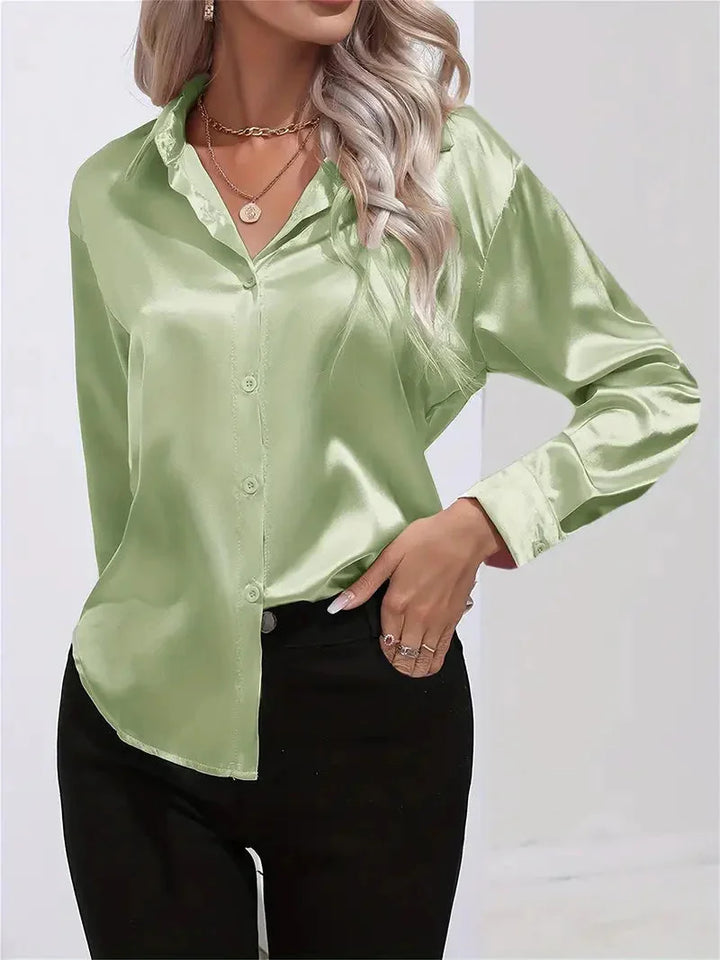 Hellgrüne Damen Bluse aus Satin mit eleganten Knöpfen und feinem Glanz, ideal für legere und schicke Anlässe.