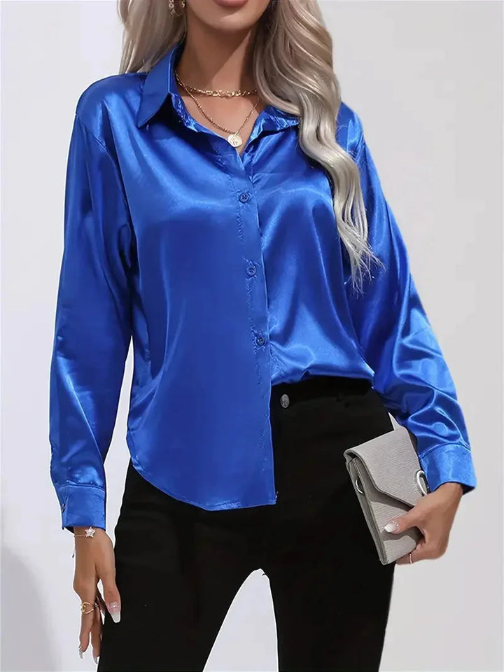 Königsblaue Damen Bluse aus Satin mit eleganten Knöpfen und Rundhalsausschnitt. Perfekt für formelle Anlässe.