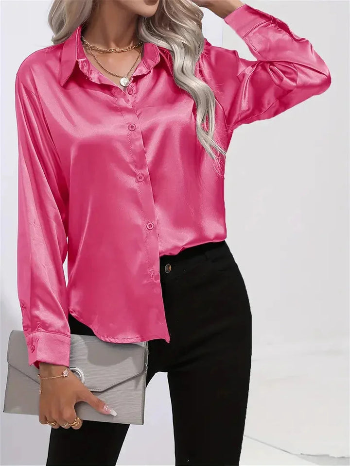 Rosenrote Satinbluse für Damen mit eleganten Knöpfen und fließendem Schnitt, ideal für besondere Anlässe.