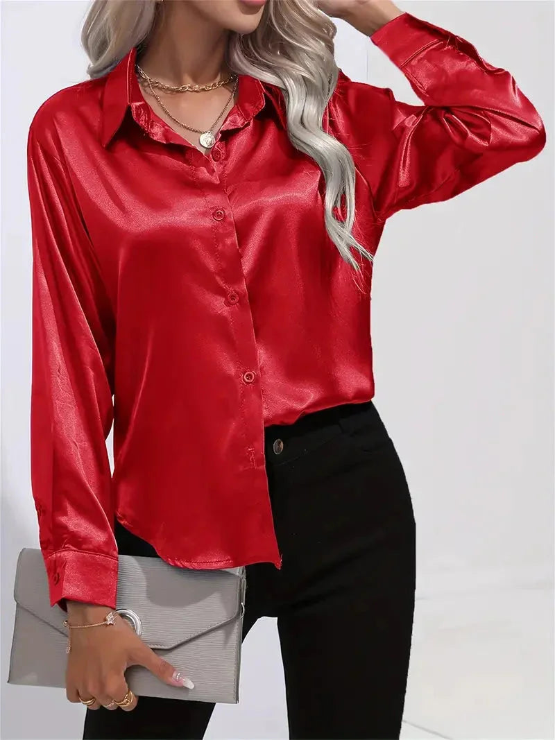 Rote Damen Bluse aus satinartigem Material, schlichte Eleganz mit eleganten Knöpfen und leichtem, fließendem Schnitt.