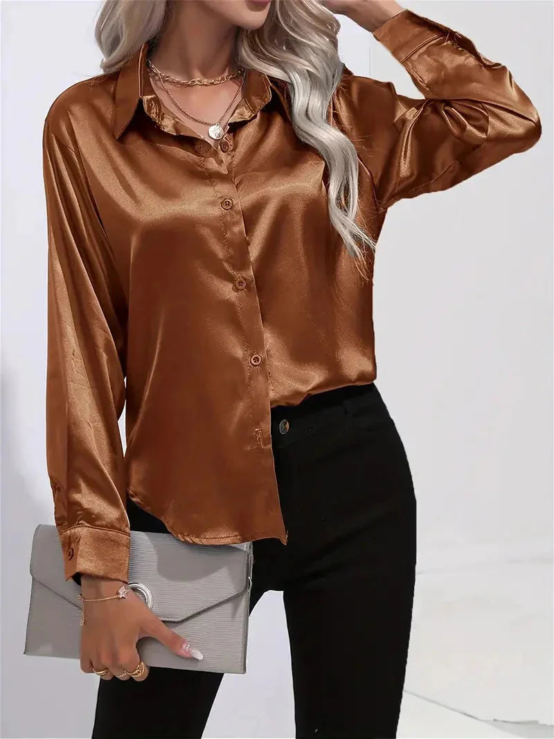Damen Bluse aus Satin in Sepia mit eleganten Knöpfen und klassischem Schnitt für stilvolle Outfits.