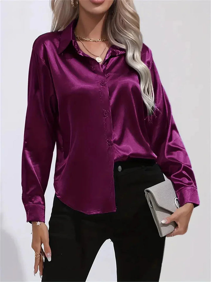 Tiefviolette Damen Bluse aus Satin mit eleganten Knöpfen und schimmerndem Finish für einen stilvollen Look.