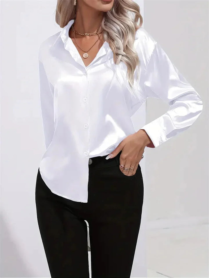 Weiße Damen Bluse aus satinierter Viskose mit eleganten Knöpfen und klassischem Schnitt für stilvolle Anlässe.