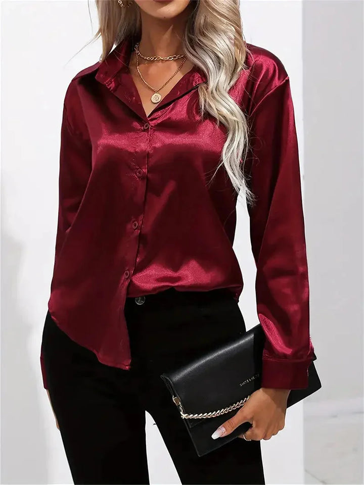 Ziegelrote Damen Bluse aus Satin mit eleganten Knöpfen und feinem Glanz, ideal für formelle Anlässe und lässige Outfits.