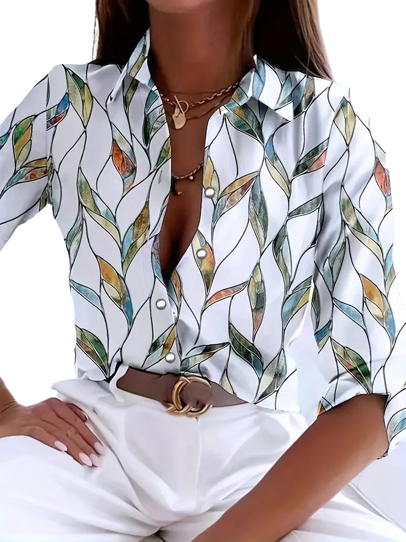 Damenbluse aus leichtem Stoff mit grünem Blattmuster und eleganten Dreiviertelärmeln für einen lässigen Look.