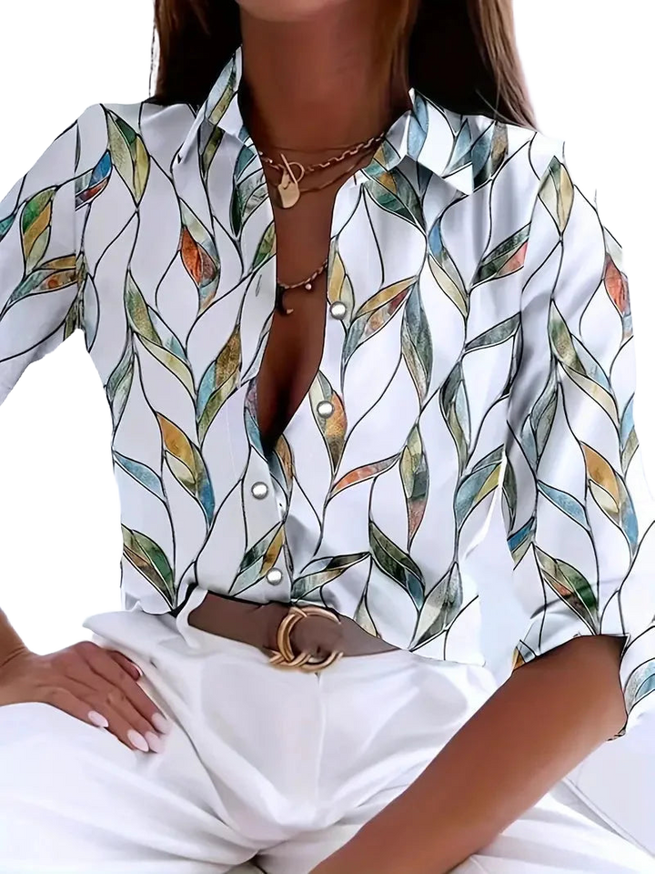 Damenbluse aus leichtem Stoff mit grünem Blattmuster und eleganten Dreiviertelärmeln für einen lässigen Look.