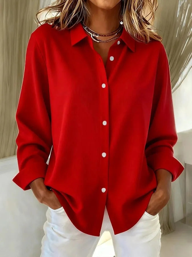 Rote Damen-Bluse aus leichtem Material mit eleganter Knopfleiste und klassischem Kragen, ideal für formelle Anlässe.