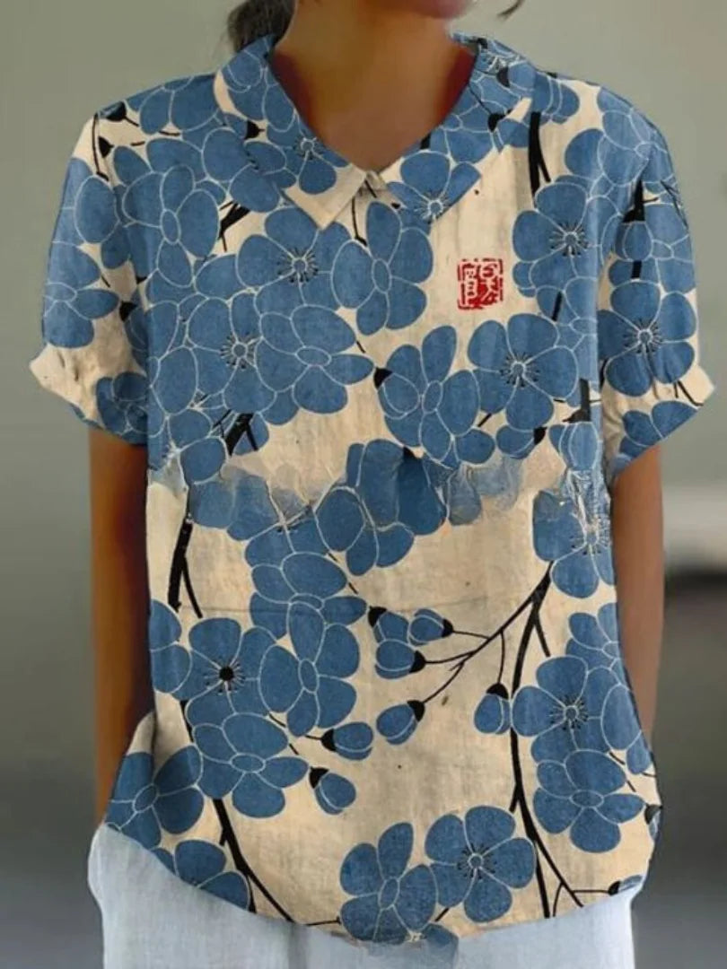Blau Damen Bluse aus leichtem Stoff, mit floralem Stickmuster, kurzen Ärmeln, Rundhalsausschnitt - sommerlich und verspielt.
