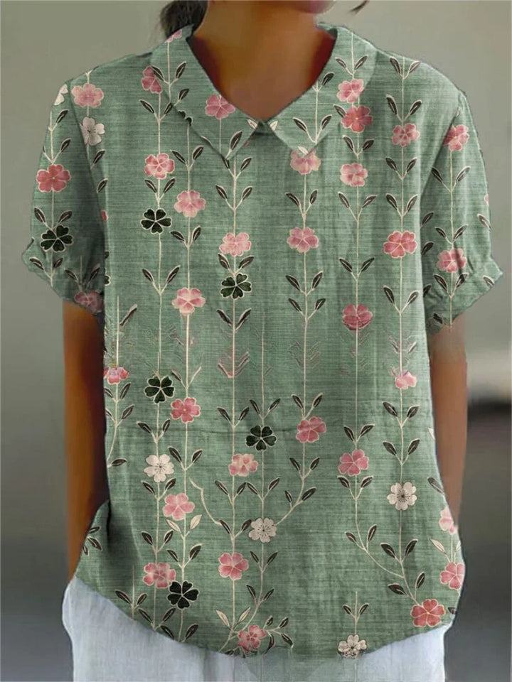 Grüne Damen Bluse mit floralem Stickmuster und kurzen Ärmeln aus leichtem Baumwollstoff, perfekt für den Sommer.