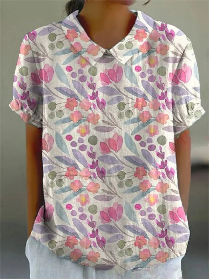 Damen Bluse in Weiß mit floralem Stickmuster und kurzen Ärmeln, aus leichtem Stoff, ideal für Frühling und Sommer.