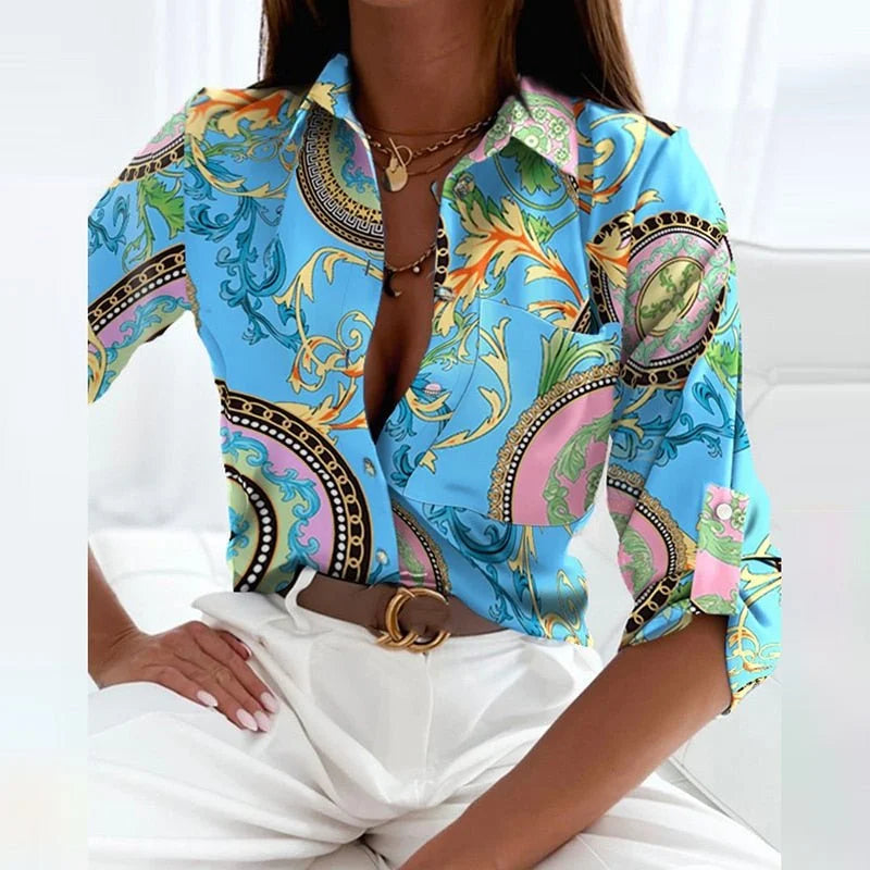 Blau bedruckte Damenbluse mit Umlegekragen und grafischem Muster aus Baumwolle und Polyester.