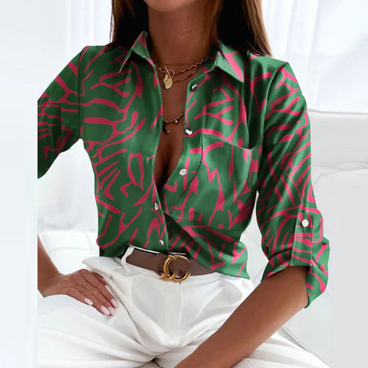 Grüne Damenbluse aus leichtem Stoff mit Umlegekragen und grafischem Muster, perfekt für einen trendigen Look im Alltag oder…