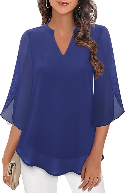 Damen Bluse in Blau mit V-Ausschnitt und Flatterärmeln, aus leichtem Stoff, perfekt für einen lässigen und eleganten Look.