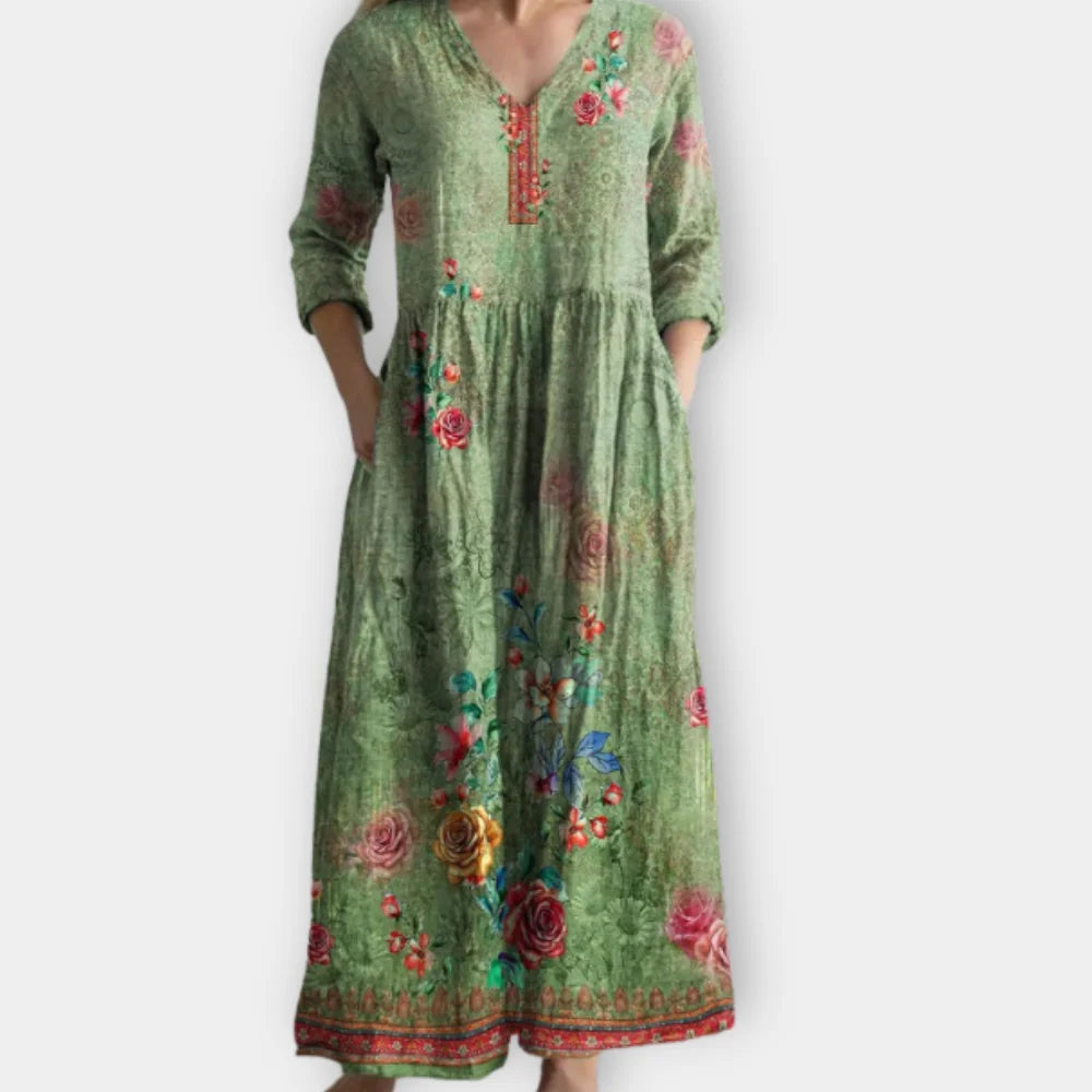 Grünes Maxikleid für Damen mit Blumenmuster, perfekt für den Boho-Look. Aus leichtem Stoff mit figurschmeichelnder Passform.