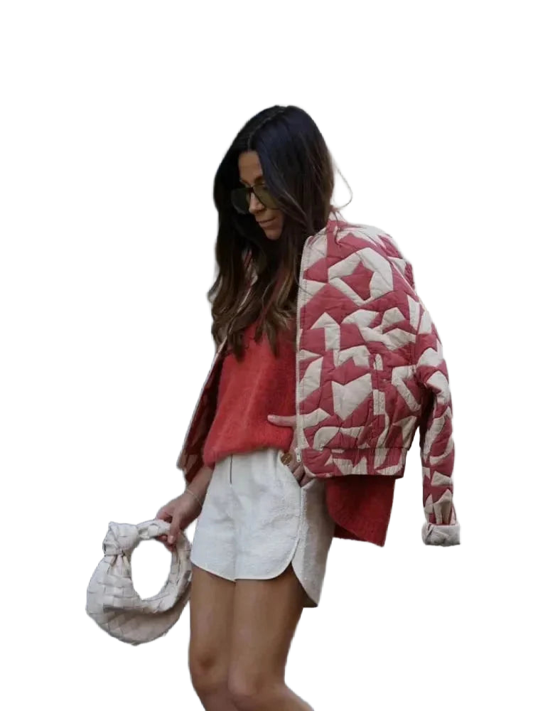 Damen Steppjacke in Rot und Weiß mit geometrischem Muster – High-quality product image.