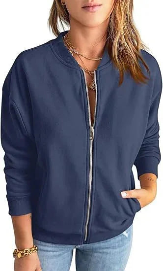 Dunkelblaue Damen Bomberjacke aus leichtem Stoff mit Reißverschluss und praktischen Taschen für Alltag und Freizeit.