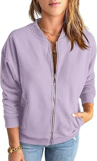 Lila Damen Bomberjacke aus leichtem Material mit Reißverschluss und praktischen Taschen für einen lässigen Look.