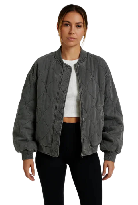 Graue Damen-Bomberjacke aus weichem Material mit Steppmuster und vielseitigem Design für Übergangszeiten.