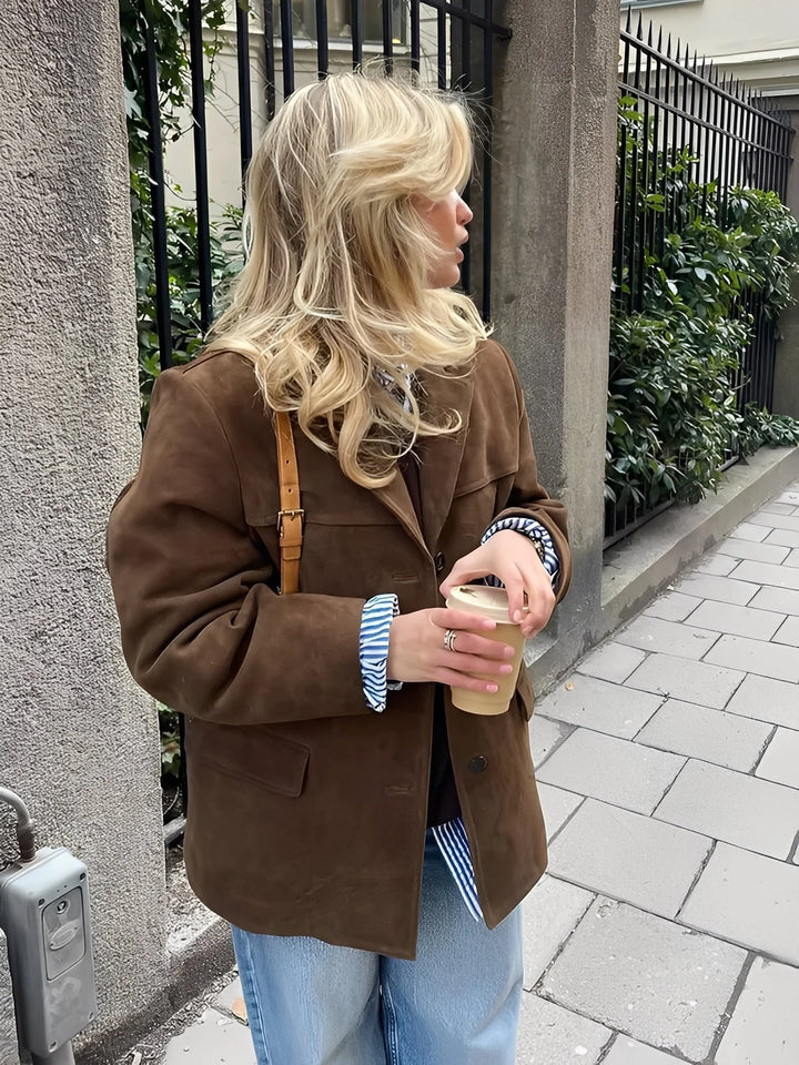Damen braune Jacke aus weichem Stoff, mit Knopfleiste, zwei praktischen Taschen und lässigem Schnitt für Alltag.