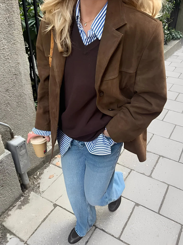 Damen braune Jacke aus hochwertigem Material mit Knopfleiste, seitlichen Taschen und klassischem Schnitt.