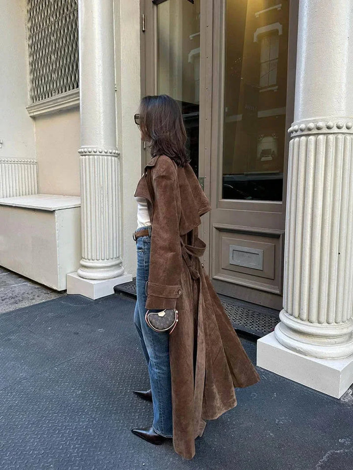 Damen Trenchcoat aus braunem Wildleder mit Gürtel, Reverskragen und doppelter Knopfleiste für einen klassischen Look.