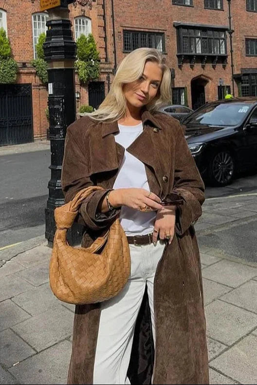 Damen Trenchcoat aus braunem Wildleder mit Gürtel, Reverskragen und zwei Taschen, ideal für Übergangszeiten.
