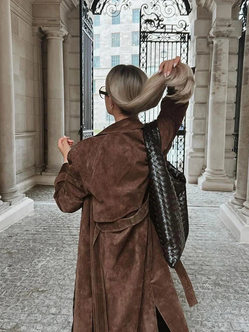 Damen brauner Wildleder Trenchcoat mit Gürtel, klassischem Revers und elegantem Schnitt für stilvolle Anlässe.