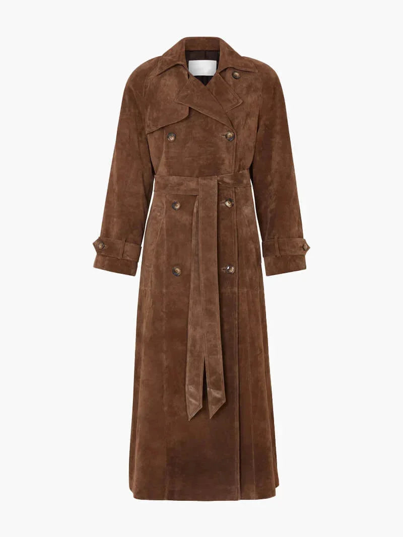 Damen Trenchcoat aus braunem Wildleder mit Gürtel und Revers, ideal für lässige Übergangslooks im Alltag.