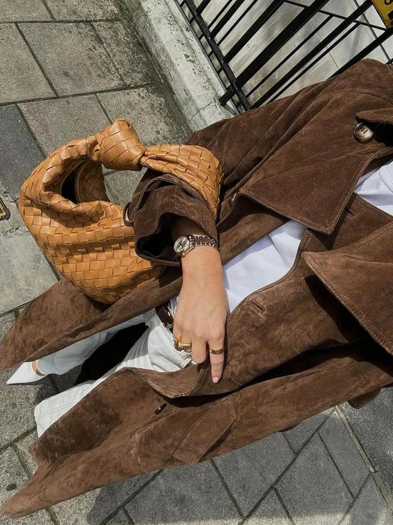 Damen brauner Wildleder Trenchcoat mit Gürtel, Reverskragen und taillierter Passform, ideal für den Herbst.